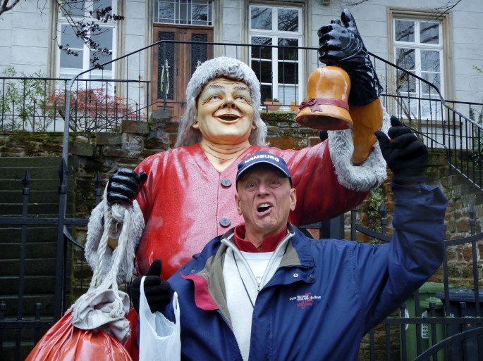 How did they make the exact same expression?! Hopefully his holiday card, Linz