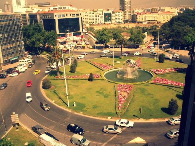 The "whole world" at Basmane Square (not my photo, because my priority was to save my phone battery)